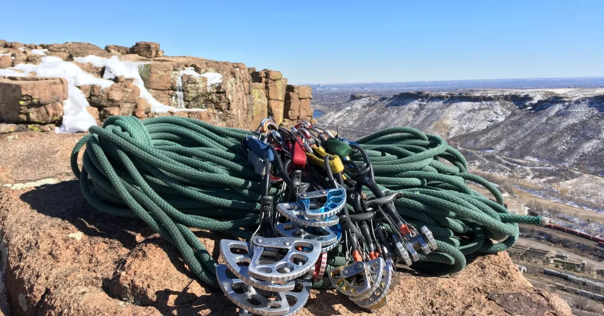 USER GUIDE - CLIMBING AND MOUNTAINEERING HARNESS - ROCK