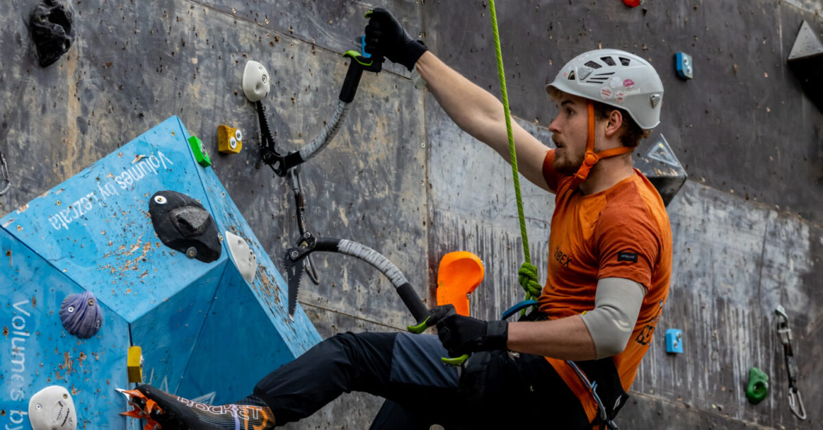 climber-dry-tooling-indoors